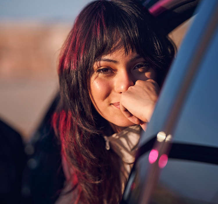 Водій-чоловік у вікні Peugeot Rifter