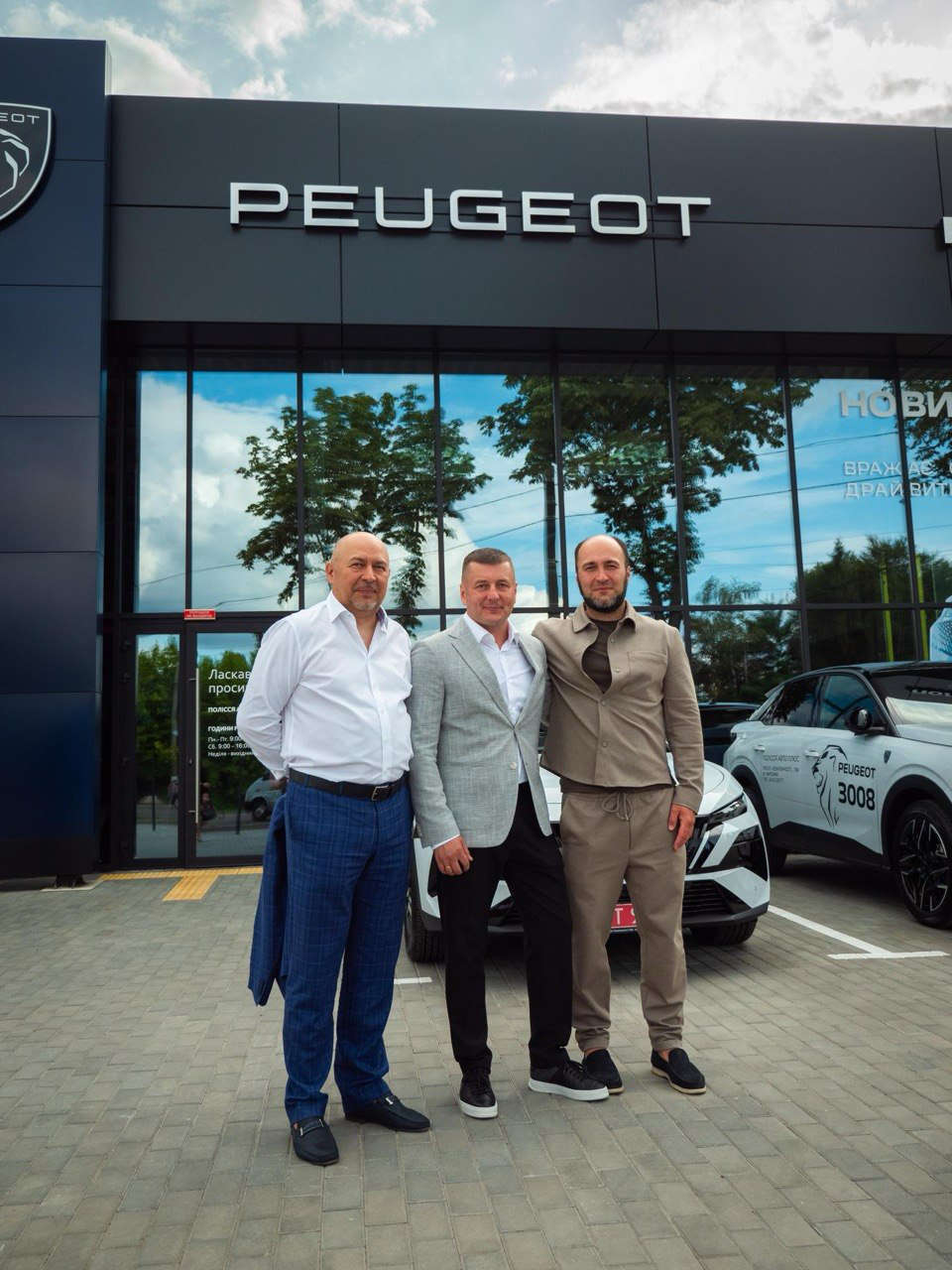 Керівники дилерського центру Peugeot у Житомирі біля входу в автосалон