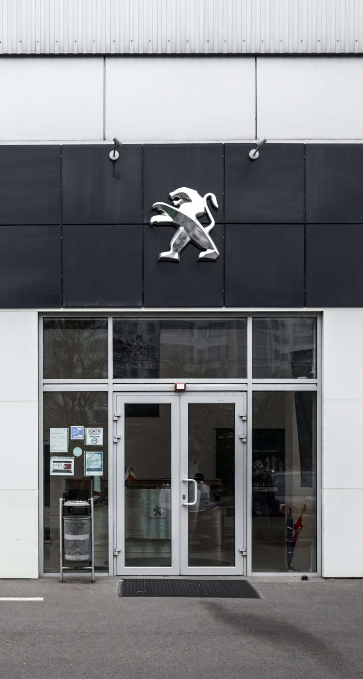 Вхід до салону Peugeot «Пежо на Центральному» у Харкові